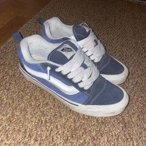 Vans Knu School - Nästan nya skor i utmärkt skick! De har bara använts ett fåtal gånger, så de ser nästan helt nya ut. Skorna är bekväma och stiliga, perfekta vardagsskor. Kontakta mig för mer information! Pris kan diskuteras…