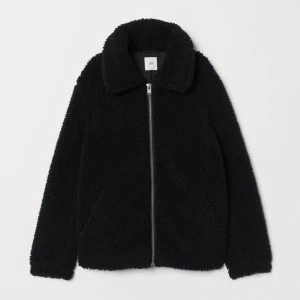 Teddyjacka - Säljer min teddyjacka från hm, endast använd förra vintern så inga defekter. Vid stort intresse blir det budgivning💕