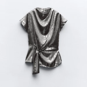 Festtopp från Zara!  - Silvrig festtopp från zara med zebra mönster!!🦓💖 i storlek M, sitter bra på mig med S och knappt använd, köpt för 300kr!! Säljer för 100☺️