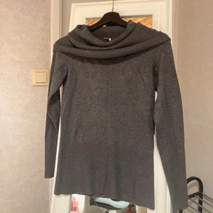 Tunn stickad tröja  - Använd en gång , sitter tajt och fint på men lite pösig vid halsen 