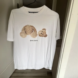 Palm angels tshirt  - Äkta palm angels tshirt. Den har fått en liten svart fläck vid kragen, men går säkert bort i tvätten. 
