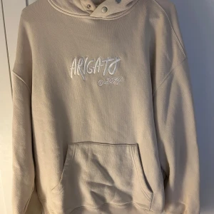 Arigato Boxy Huvtröja  - Arigato Huvtröja  Fit: Boxy Storlek: S  Skick: 9/10 Pris: 500kr 