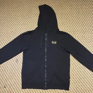 EA7 Armani zip hoodie  - Armani zip hoodie, finns tecken på användning men i helhet bra sckik   Storlek S
