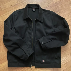 Dickies - Hej! Säljer en jeansjacka från Dickies. Knappt använd. Finns i Stockholm och kan skickas! 