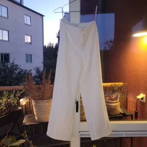 Vita kostybyxor  - Vita kostymbyxor. Perfekta till student. Passar dig som är runt 160cm. Lite insydda I midjan men går lätt att ta upp