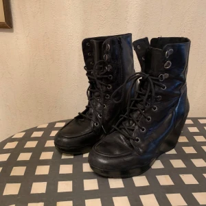 Stövletter - Vagabond halvstövlar med snörning i mjukt skinn jättesköna med kilklack ca 7-8cm bet 599kr mitt pris 250kr en ggr för små för mig de är  storlek 38 ja har 39or 