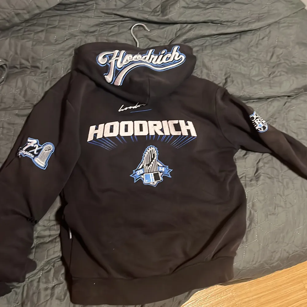 Hoodien är i stolek s man passar även m. Hoodies.