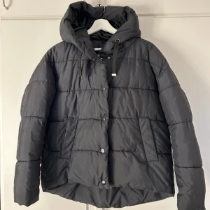 Svart dunjacka - Svart dunjacka från Vero Moda i storlek XS. Jättefint skick, endast använd en vinter. Stor mysig luva och jackan är lite längre baktill. Skriv vid fler bilder💗
