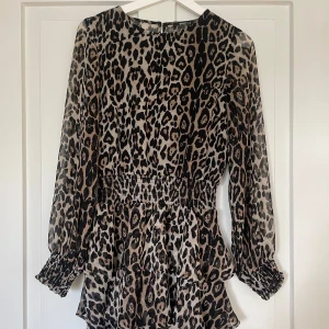 Leopard klänning  - Klänning i leopardmönster från Gina Tricot. Bilder på defekter syns på bilderna