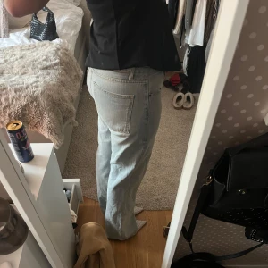 Mid Waist zara jeans  - As snygga zara jeans i strl.42. Använda 1 gång. Är 168 cm lång. Passar perfekt till dem som har strl. 40 och vill ha en overzised look. 