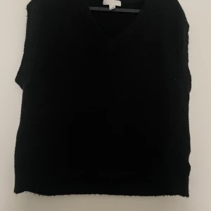 Mysig väst - Mysig stickad väst jätte fluffig och varm till höst/vintern. 