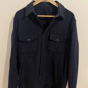 J lindberg overshirt i färgen mörkblå.  Inga skador eller som påverkar jackan. Nypris runt 2300kr. Skriv för frågor och funderingar. 