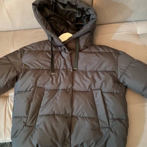 Pufferjacka  - Svart pufferjacka från vero Moda. Knappt använd! Super snygg och varm🩷