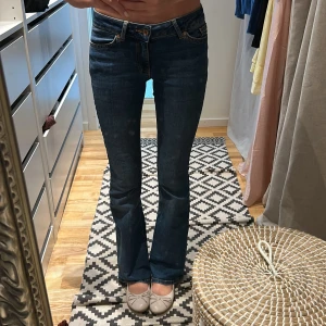 Bootcut jeans! - Blå bootcut jeans från veromoda! Knappt använda och i fint skick. Skriv för mått eller fler bilder❣️