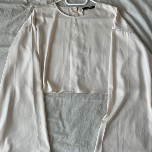 Satin långärmad tröja  - Helt ny! Jättefin satin långärmad tröja från BikBok i storlek S! Har ej på mig crop tops därav säljer jag den.