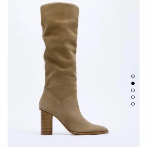 Mocka stövlar - Superfina stövlar i mocka från zara, första bilden är inte exakt samma men liknande☺️💕