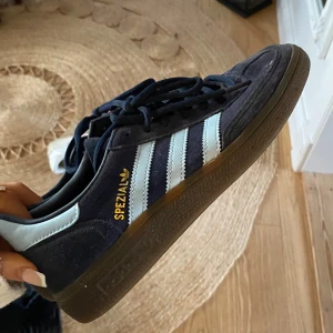 Adidas spezial - Super snygga och trendiga skor från adidas! Välanvända, sitter som en perfekt 38a!