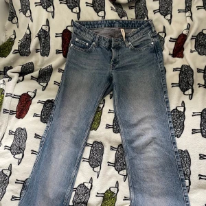 Weekday lågmidjade jeans - Arrow straight jeans från weekday! Kom privat för mått 