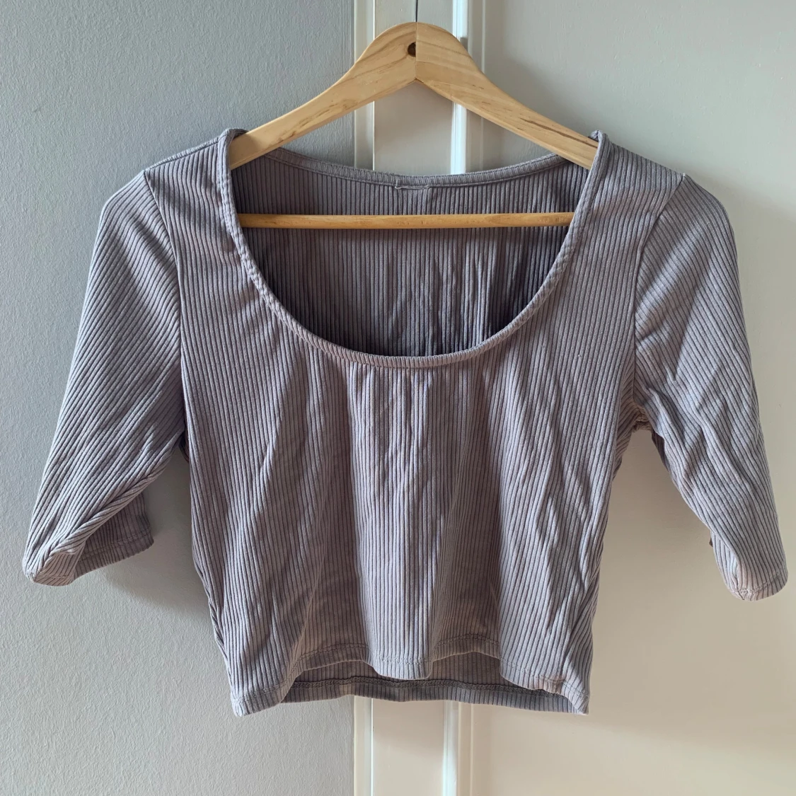 Grå ribbad croppad topp - 90