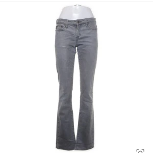 Gråa jeans - Säljer ett par gråa jeans som inte kommit till användning längre de är bootcut och är ganska långa i Innerbenslängden  Midjemått 72 cm Innerbenslängden 88 cm 
