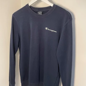 Champion sweatshirt - Säljer min mörkblåa sweatshirt från Champion då jag inte använder den mer. Den är i bra skick, inga defekter. Storlek S. Säljer för 100 kr.
