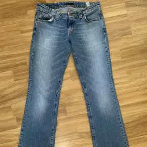 Säljer mina fina Nudie jeans då de tyvärr är lite för stora på mig. Storlek 36/38. Sparsamt använda o inga defekter! Köpte för ca 2500kr, kontakta vid frågor❣️