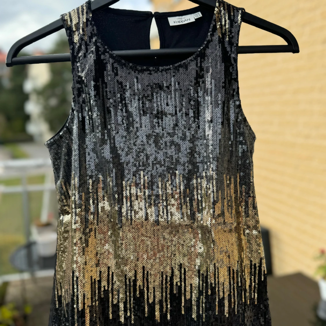 Svart och guld paljettlinne.