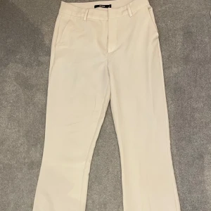 Bikbok kostymbyxor vita - Konstymbyxor från bikbok i modellen Vilma. Just dessa i vit säljs ej längre🤍 Endast testade!! 