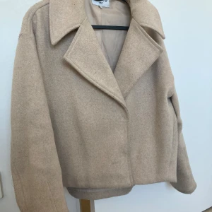 beige jacka från NAKD - Använt men fortfarande i bra skick och lite knopprig därav billiga priset. ☺️