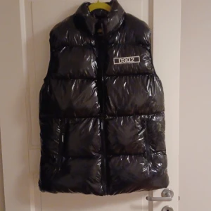 Dsquared2 väst - Fick en dsquared2 väst i present. Men det var inte min stil så därför säljer jag den. Perfekt skick ingen defekt