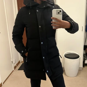 Hollies Vinterjacka - Jacka från Hollies i superbra skick! Nypris: 4598kr  Har ej kvar pälsen på jackan, därav prissänkningen:)