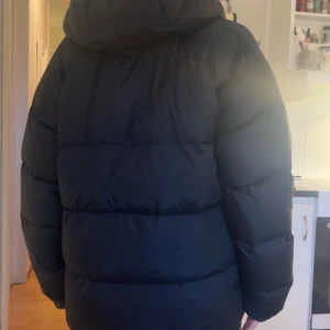Fjällräven jacka - Säljer nu min Fjällräven jacka i svart i strl XS, i bra skick. Jag har köpt jackan begagnad men säljer den eftersom den inte kändes rätt i storleken😊