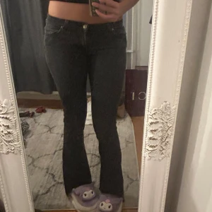 Lågmidjade vintage jeans  - Jätte lågmidjade, har själv en kort torso så dem ser inte så lågmidjade ut men dem är typ som ltbs!! En del av bält-strapsen e borta så att ni vet!❤️ är 170cm lång