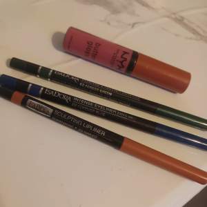 Hej sälja två eyeliner 24hrs i färg 69 forever blue och 68 forest green   Och är sculpting  lipliner waterproof 20Naked   Och en butter gloss från NYX i fårg tiramisu- oanvänd.  50kr st 