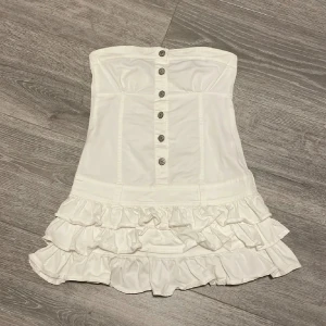 Volang jeansklänning - Jätte fint skick, vintage från Terranova, köpt här på Plick men säljer då den var för stor på mig, endast testad ej använd, hör av dig vid frågor!💗