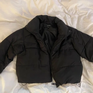 Pufferjacka svart vero Moda  - Mycket bra sick svart Pufferjacka från Veromoda Andvönd fåtal gånger 