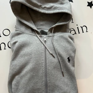 Grå Ralph lauren hoodie! - Grå Ralph lauren hoodie, köpt på Nk i Stockholm. Storlek M men passar L, hör av er vid vidare frågor!😀💸 Obs! Pris går att diskuteras!