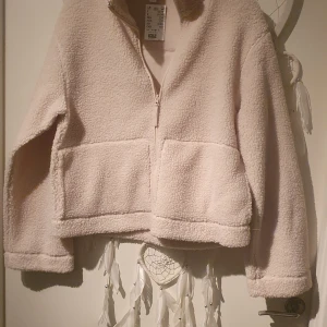 Slutsåld Teddyjacka H&M strl M - Säljer den länge slutsålda virala teddyjackan i strl M, vit färg. Ny med lappen kvar, nyskick och oanvänd. 700 kr eller ge ett prisförslag.