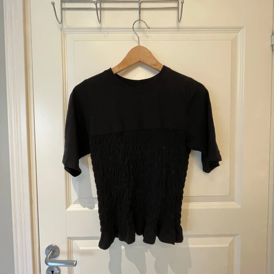 Svart topp med rynkad design - 90