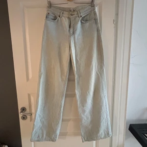 Jeans - Vida jeans, baggy, hög/regular midja. W28. Jag är 172cm och de går till golvet på mig. 
