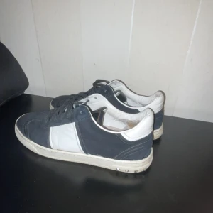 Valentino Flycrews skor (41-42) - Säljer dessa eftertraktade och feta mocka Valentino flycrews i färgen svart. Skorna har några defekter men inget som påverkar charmen av skon, ex 2 nitar på vardera skor saknas. Annars jätte snygga skor som passar med allt. Funderingar/ finns i PM!