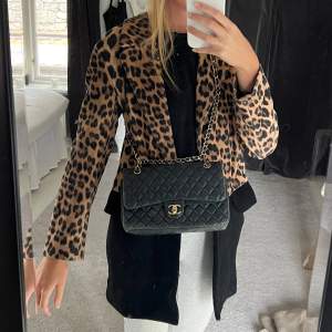 Fin zara kappa i trendigt leopard!  Storlek xs 