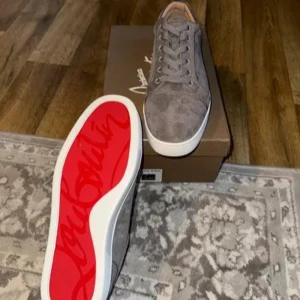 Christian Louboutin  - Ett par jätte fina grå skor som jag inte använt så mycket och är toppskicket inget fel på varan. 