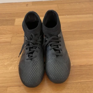 Adidas predator, storlek 38 - Ett par adidas predator fotbollsskor, storlek 38, skick 9/10, pris kan diskuteras 