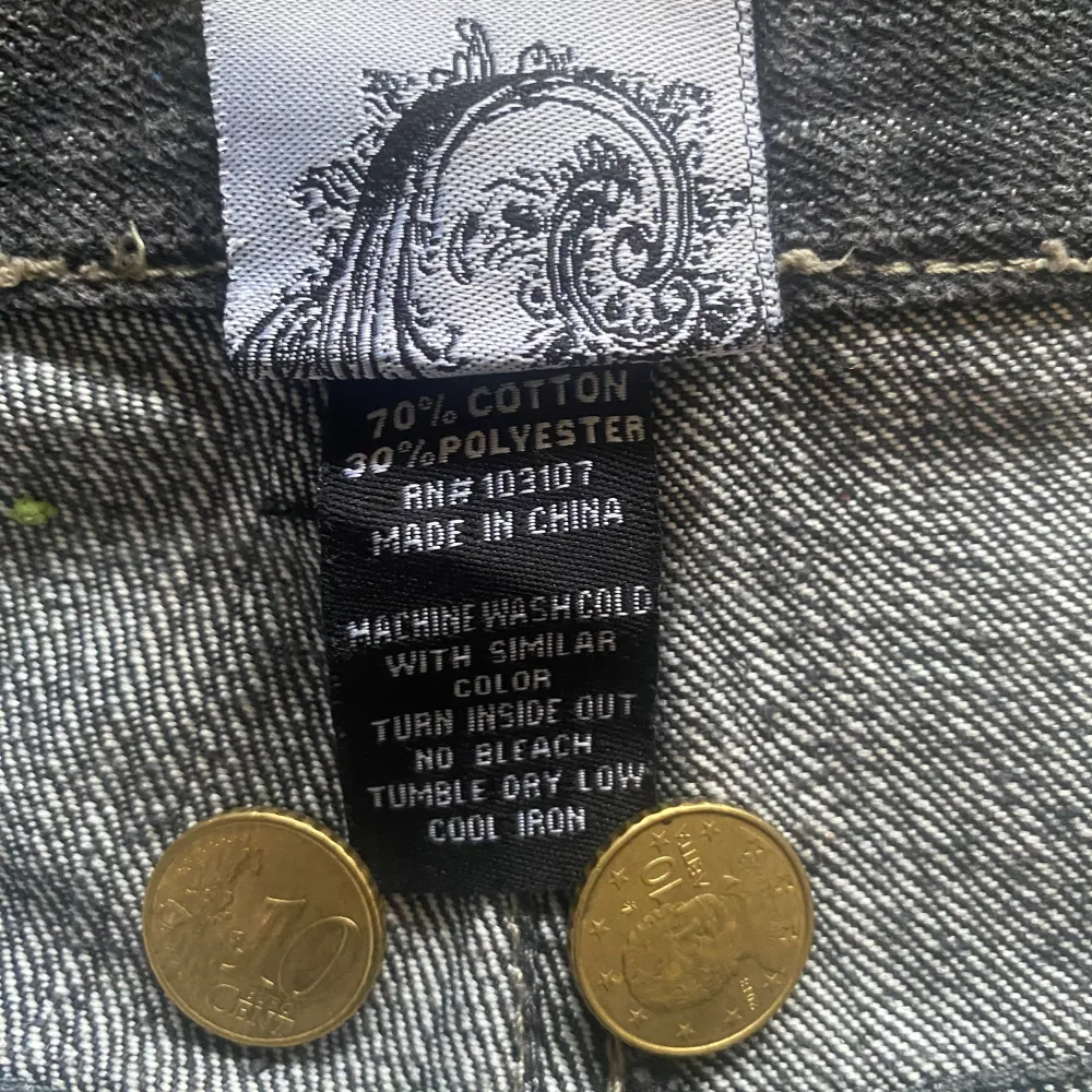 Säljer jeans från märket RawBlue  Perfekt skick  Mycket sällsynt märke Storlek 32 x 32  Några frågor? Skriv i privata meddelanden . Jeans & Byxor.