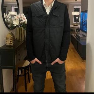 Park lane cardigan  - Tja Säljer nu en stilren och fet cardigan från park lane❤️ en väldigt fin passform nästintill perfekt. köpt för 1800 mitt pris 800 går att få ner den i pris såklart💯