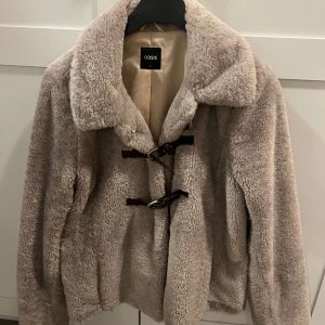Oasis pälsjacka  - Nyskick jacka i storlek S