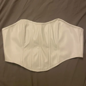Snygg korsett topp - Snygg korsett topp i fakeläder material. Några sömmar på baksidan har gått upp dock inget som syns eller märks av. Endast använd fåtal gånger! 🩷