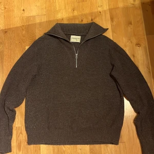 Stickad tröja  - Säljer nu den perfekta stickade tröjan inför hösten/vintern. Köpt på Volt, 9/10 skick. Nypris 1299kr. Säljs då den är lite stor för mig | oversized | Lite nopprig men går att lösa🤍Pris kan diskuteras vid snabb affär🤍