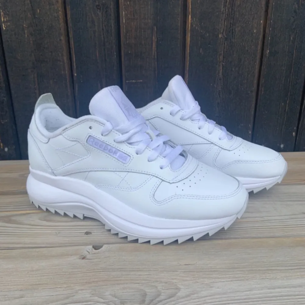 Vita Reebok Classics sneakers med en chunky sula. Skorna är i mycket gott skick och är endast använda en dag.   De är perfekta för vardagligt bruk eller för att klä upp en outfit.  Säljer då jag köpte fel storlek.   Ord pris 1399 kr  . Skor.